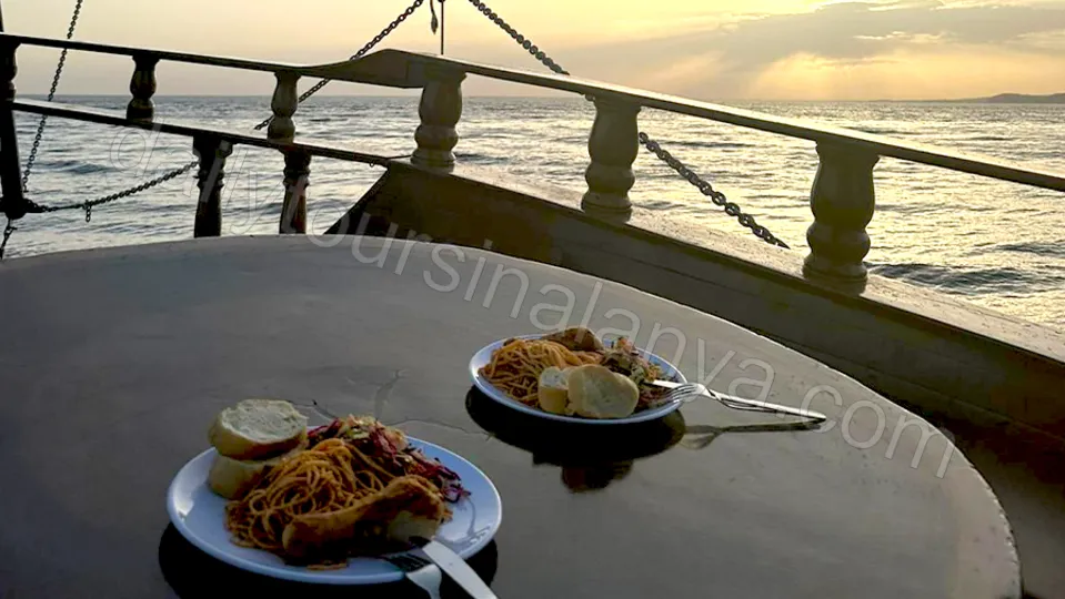 Яхта в Алании на Закате photo 2