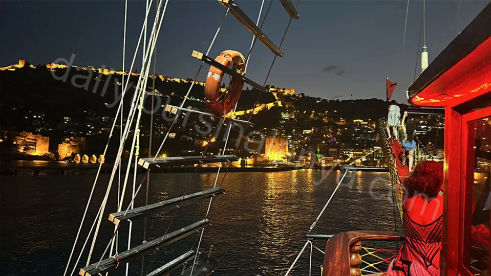 Яхта в Алании на Закате photo 3